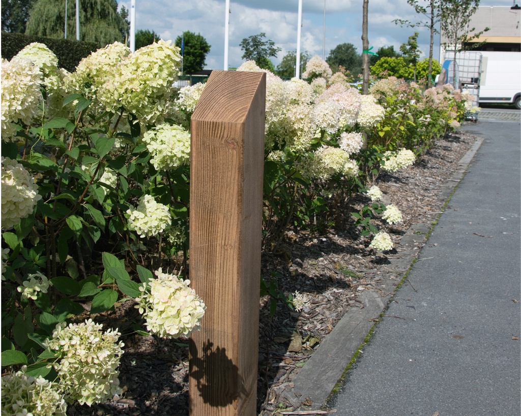 BORNE CARRÉE BISEAUTÉE 140X12X12CM